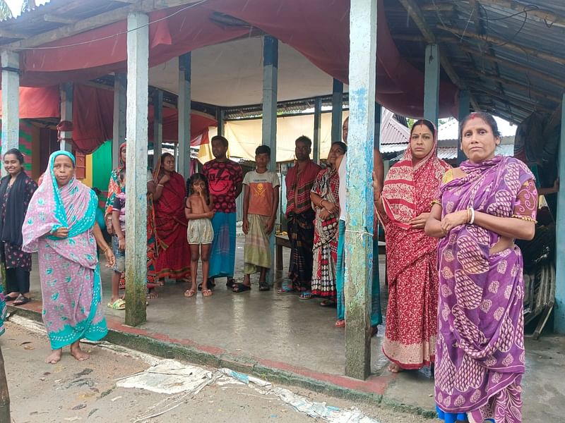 গৌরীপুরের রামগোপালপুর ইউনিয়নের বীর পশ্চিমপাড়া গ্রামের জেলেপাড়ার বাসিন্দাদের মধ্যে হামলার দুই সপ্তাহ পরও আতঙ্ক কাটেনি। বুধবার সকালে